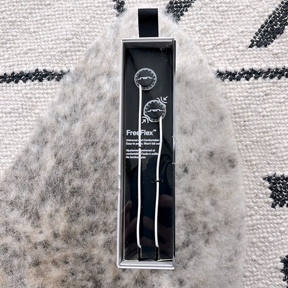 SOL REPUBLIC Relays Workout Sport White Wired 3-Button In-Ear Headphones—Apple - Picture 3 of 8